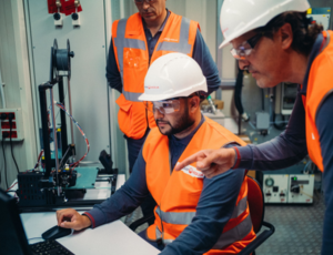 Trois hommes personnel Veolia devant un ordinateur