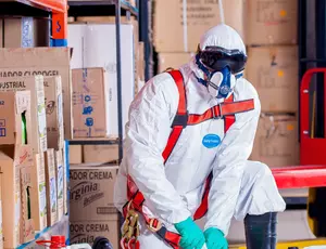 Technicien intervenant sur la gestion des poussières de plomb