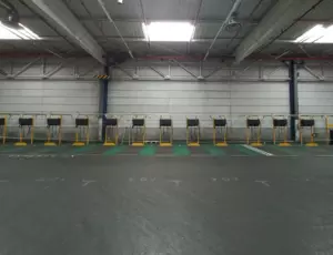 Bornes de recharge d'engins de manutention sur site industriel