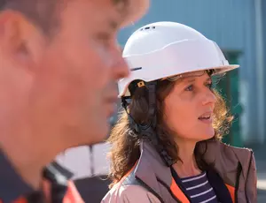 Zoom visage femme technicienne industrie