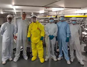 Thomas Watrin Huningue avec des techniciens sur un site industriel pharmaceutique