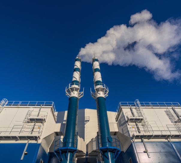 Centrale biomasse bleue et blanche