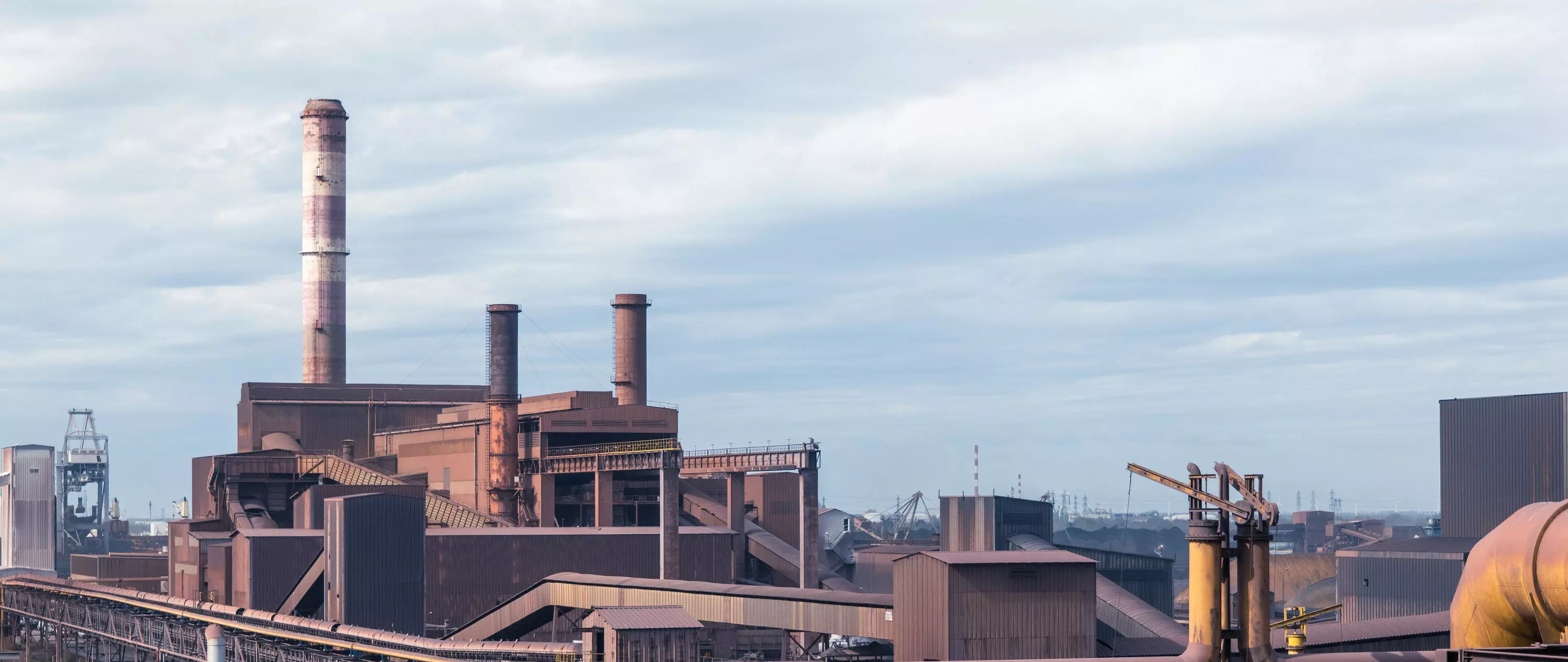Une usine industrielle de chaudières vue de l’extérieur