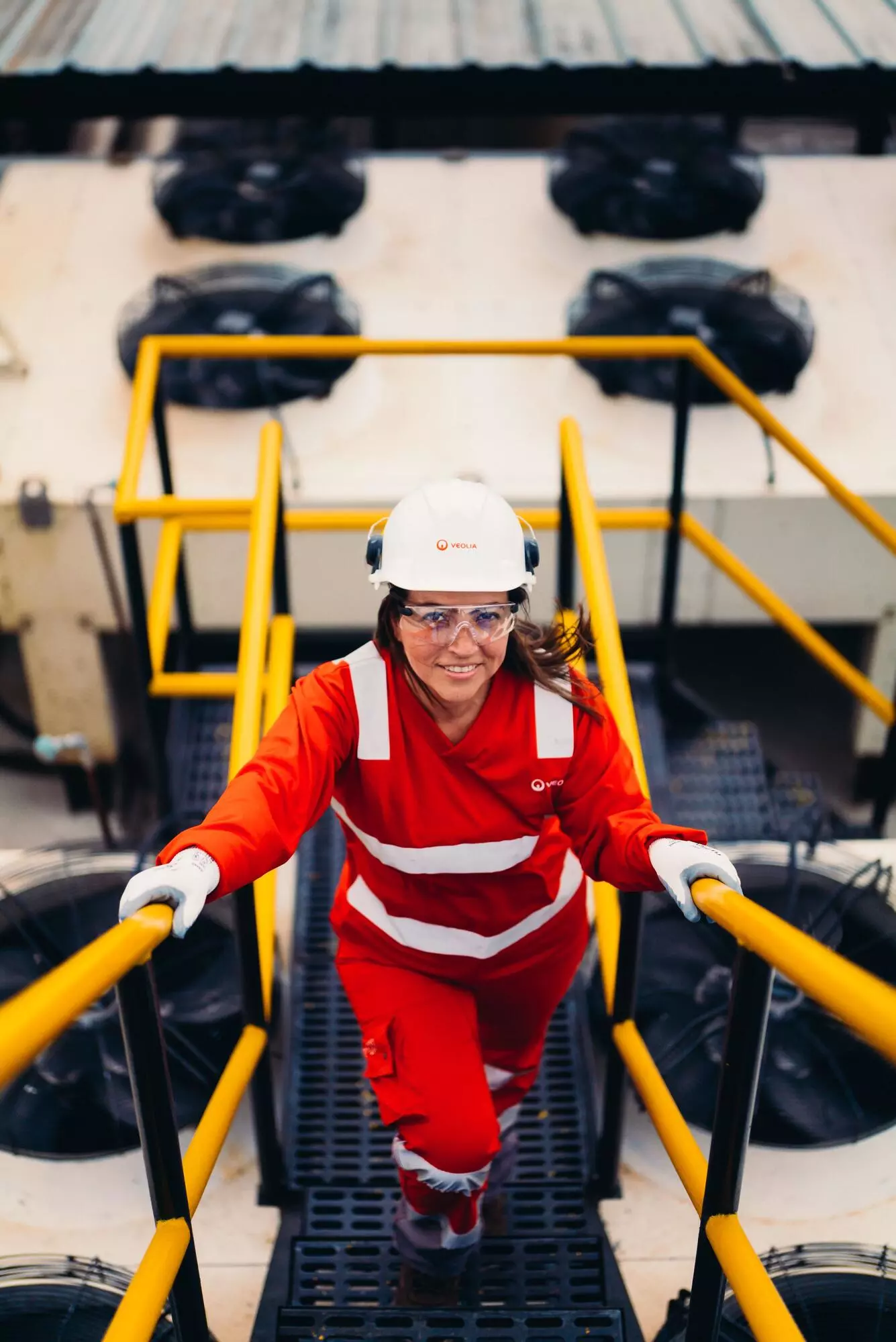 Femme technicienne qui monte un escalier