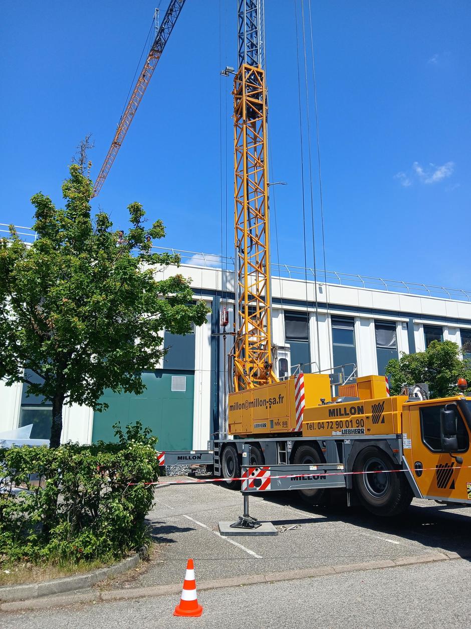 Grue installation climatiseur