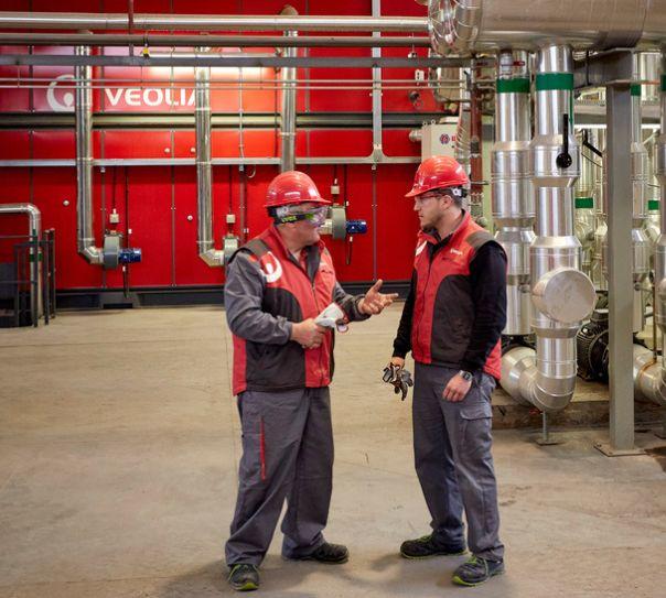 Technicien devant une centrale biomasse