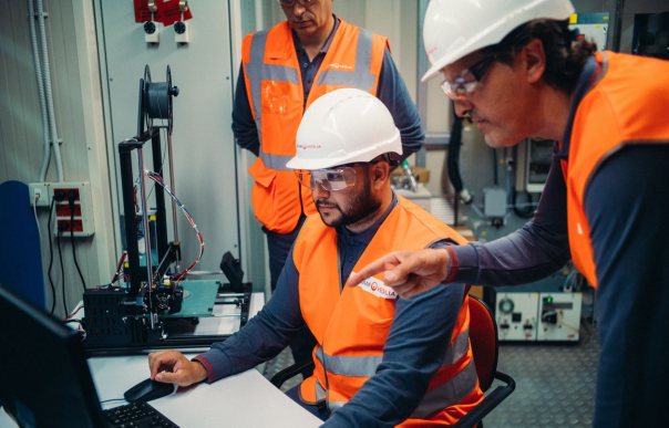 Trois hommes personnel Veolia devant un ordinateur