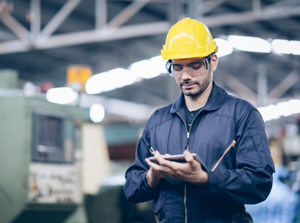 Technicien casque jaune avec tablette