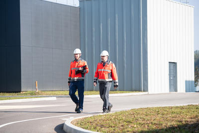 2 techniciens qui marchent