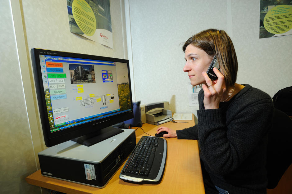 femme ordinateur téléphone optimisation