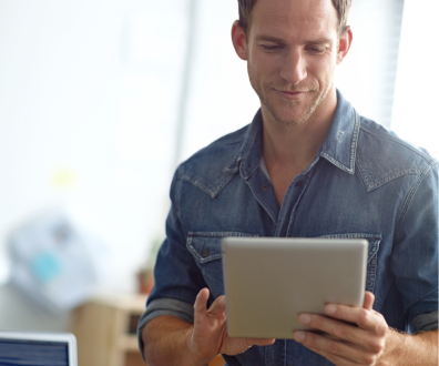 homme qui suit ses opérations de maintenance sur tablette