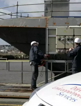 Technicien intervention devant bateau