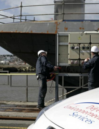 Technicien intervention devant bateau