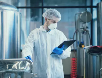 Homme en tenue de protection ultra propreté dans une usine