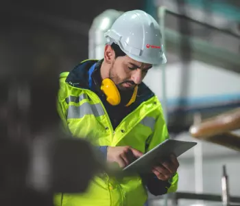 Technicien travaux en intervention sur site industriel avec tablette