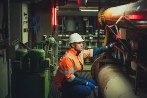 Technicien en intervention sur un site industriel 