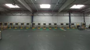 Bornes de recharge d'engins de manutention sur site industriel