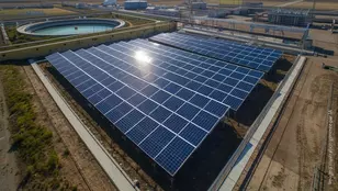 Panneaux photovoltaïques à côté d'une station de traitement des eaux